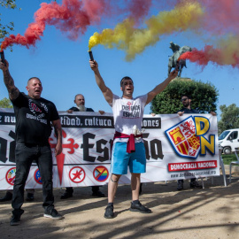 Manifestantes durante la concentración del grupo ultraderechista Democracia Nacional en Montjuïc, el 12 de octubre de 2023. Lorena Sopêna / Europa Press