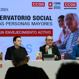 Jesús Cruces, coordinador del Informe (Fundación 1° de Mayo), con Juan Sepúlveda, secretario general de nuestra Federación de Pensionistas y Jubilados y Carlos Bravo, de CCOO