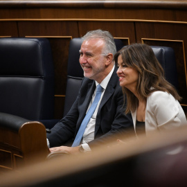 La ministra de Juventud e Infancia, Sira Rego y el ministro de Política Territorial, Ángel Víctor Torres, durante una sesión plenaria en el Congreso de los Diputados, a 10 de abril de 2025.