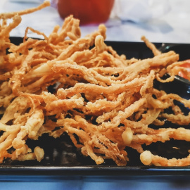 Imagen de unas setas enoki con tempura.