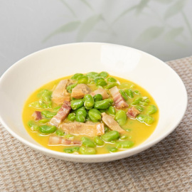 Imagen de sopa de habas con tocino.