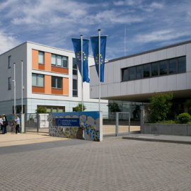 Imagen de una Escuela Europea de Frankfurt con banderas de la UE, a 1 de junio de 2017.