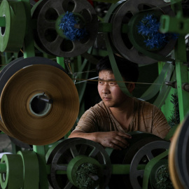 Un trabajador de una fábrica de la ciudad china de Shaoxing.