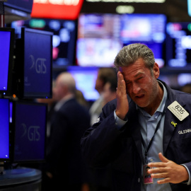 Un trabajador de la Bolsa de Nueva York en Wall Street.