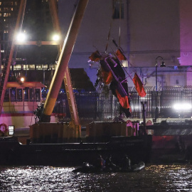 Imagen de la retirada del helicóptero siniestrado de las aguas del río Hudson, en Nueva York, a 10 de abril de 2025.