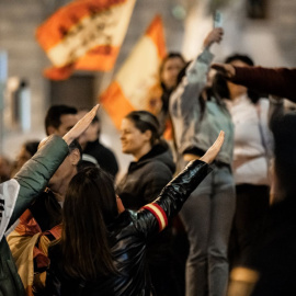 Militantes de extrema derecha durante una protesta en la calle Ferraz, en una imagen de archivo.
