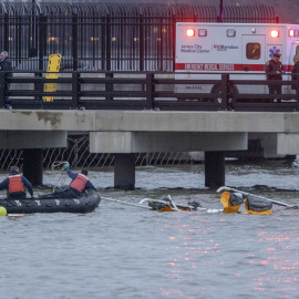 Imagen de la las labores de rescate tras el accidente del helicóptero en las aguas del río Hudson, en Nueva York, a 10 de abril de 2025.