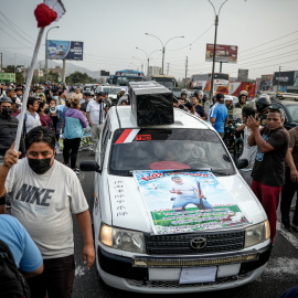 Personas participan en una manifestación de transportistas este jueves, en Lima (Perú). transportistas peruanos participan en un paro nacional debido a las constantes extorsiones y asesinatos que vienen presentando por mafias extranjeras.