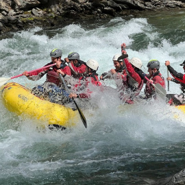 Persones fent ràfting a la Noguera Pallaresa, al Pallars Sobirà