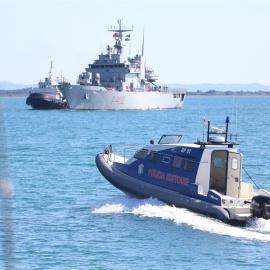Una patrullera albanesa y un remolcador escoltan al buque 'Libra' de la marina italiana a su llegada al puerto de Shengjin.