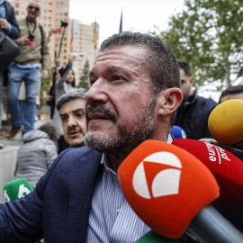 El exsecretario autonómico de Emergencias Emilio Argüeso ofrece declaraciones a los medios a su llegada a los juzgados.