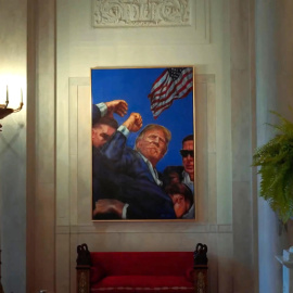 Retrato del intento de asesinato a Trump colgado en la Casa Blanca.
