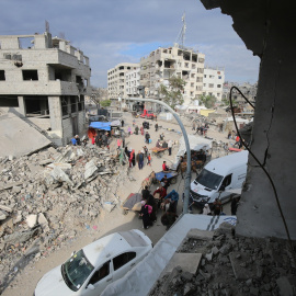 Palestinos cargan sus pertenencias y abandonan el barrio de Shujaiyye, después de que el ejército israelí pidiera a los palestinos residentes en zonas al este de la ciudad de Gaza que evacuaran sus hogares inmediatamente, el 11 de abril de 2025.