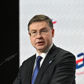 El comisario europeo de Economía y Productividad, Implementación y Simplificación, Valdis Dombrovskis, en la conferencia de prensa al final de una reunión informal de ministros de Economía y Finanzas y gobernadores de bancos centrales de la UE, este sábado 12 de abril de 2025.