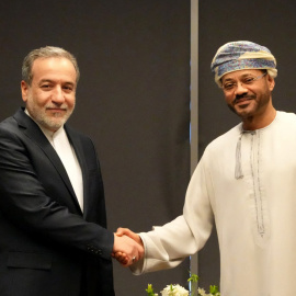 Imagen del ministro de Asuntos Exteriores iraní, Abbas Araghchi (izq.), reunido con el ministro de Asuntos Exteriores de Omán, Sayyid Badr al-Busaidi, en Mascate este sábado 12 de abril de 2025.