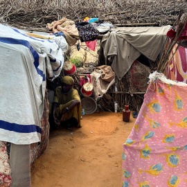 Una mujer sudanesa desplazada descansa en un refugio en el campamento de Zamzam, en Darfur del Norte, Sudán, el 1 de agosto de 2024.