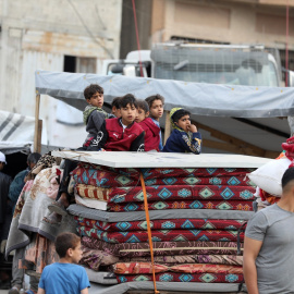 Un grupo de palestinos cargan sus pertenencias y abandonan el barrio de Shujaiyye, en Gaza, a 11 de abril de 2025.