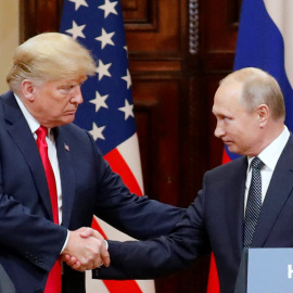 Fotografía de archivo fechada el 16 de julio de 2018 del presidente estadounidense, Donald J. Trump (i), y su homólogo ruso, Vladimir Putin (d), en una rueda de prensa conjunta celebrada en el Palacio Presidencial de Helsinki (Finlandia).