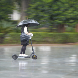 Una persona se protege de la lluvia con un paraguar el 3 de marzo de 2025 en Sevilla.