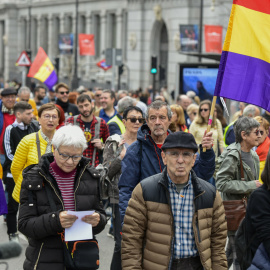 Participantes en la manifestación con motivo del aniversario de la Segunda República, a 13 de abril de 2025, en Madrid.