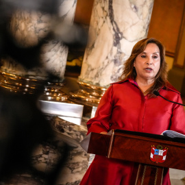 La presidenta de Perú, Dina Boluarte, habla durante una ceremonia en el Salón Dorado del Palacio de Gobierno en Lima, a 11 de abril de 2025.
