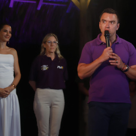 El presidente de Ecuador y candidato a la reelección, Daniel Noboa (d), habla junto a su esposa Lavinia Valbonesi (i) y su madre Annabella Azín Arce luego de conocer los resultados electorales este domingo, en Olón (Ecuador). EFE/ Carlos Durán Araújo