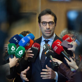 El ministro de Economía, Comercio y Empresa, Carlos Cuerpo, atiende a los medios de comunicación.