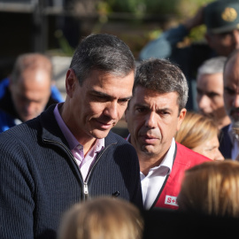El presidente del Gobierno, Pedro Sánchez y el presidente de la Generalitat valenciana, Carlos Mazón, durante una visita al Cecopi.