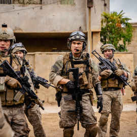 Aaron Mackenzie, Finn Bennett, Laurie Duncan, Charles Melton y Alex Brockdorff, en una escena de la película 'Warfare'.