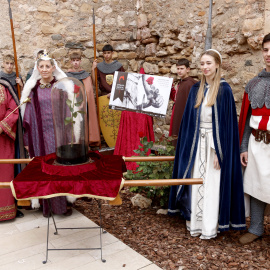 Els protagonistes de la Setmana Medieval amb la primera rosa que s'entregarà