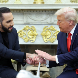 El presidente de Estados Unidos, Donald Trump, estrecha la mano del presidente de El Salvador, Nayib Bukele, en el Despacho Oval de la Casa Blanca en Washington, Estados Unidos, 14 de abril de 2025.