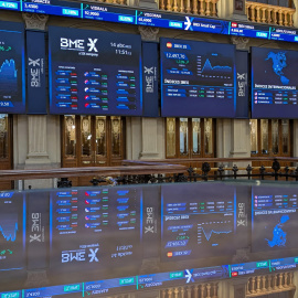 El principal selectivo de la Bolsa española, el IBEX 35, reduce las ganancias de la apertura y en los primeros compases de este lunes avanza el 1,30%, por encima de los 12.400 puntos, en sintonía con Wall Street y Asia, tras anunciar EEUU una exención