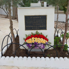 Imagen del centro de flores con la bandera republicana retirada por el Ayuntamiento popular de Santa Marta de los Barros (Badajoz).