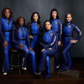 Fotografía tomada de una publicación en la cuenta oficial de Blue Origin en la red social X que muestra desde la izquierda a la presentadora Gayle King, la ingeniera Aisha Bowe, la prometida de Jeff Bezos Lauren Sánchez, la activista Amanda Nguyen, la cantante Katy Perry y la productora Kerianne Flynn, tripulantes de la misión NS-31 de Blue Origin. La misión NS-31 de Blue Origin despegó con éxito al límite de la atmósfera.