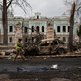 Un militar ucraniano camina en medio de un ataque ruso en Sumy, Ucrania, a 13 de abril de 2025.