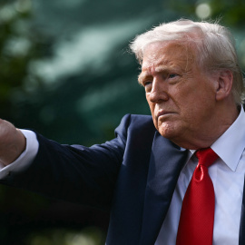 EE. UU.--Política--Trump--Universidad--Fútbol americanoWashington, Estados UnidosBRENDAN SMIALOWSKIAFPEl presidente de Estados Unidos, Donald Trump, hace un gesto tras recibir a los campeones nacionales de fútbol americano universitario de 2025, los Ohio State Buckeyes, celebrando la temporada ganadora del título del equipo con una ceremonia en el jardín sur de la Casa Blanca en Washington, D. C., el 14 de abril de 2025. (Foto de Brendan SMIALOWSKI / AFP) / ALTERNATE CROP