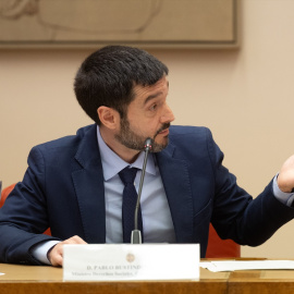 El ministro de Derechos Sociales y Agenda 2030, Pablo Bustinduy, interviene durante el acto conmemorativo por el ‘Día Internacional del Pueblo Gitano’, en el Congreso de los Diputados, a 8 de abril.