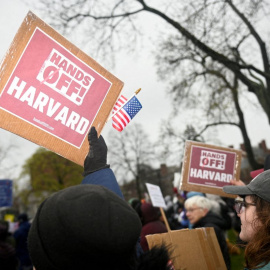 FILE PHOTO: Demonstrators rally on Cambridge Common in a protest organized by the City of Cambridge calling on Harvard leadership to resist interference at the university by the federal government in Cambridge, Massachusetts, U.S. April 12, 2025. REUTERS/Nicholas Pfosi/File Photo