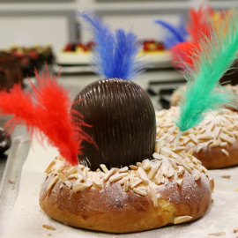 Una mona amb ou de xocolata