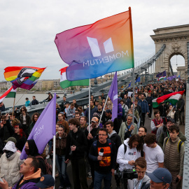 Grupos de manifestantes protestan contra la votación para prohibir la marcha del Orgullo LGTBIQ+ en el parlamento húngaro.