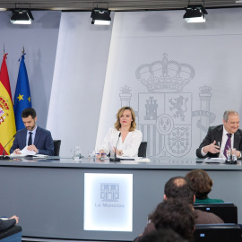 (I-D) El ministro de Derechos Sociales, Consumo y Agenda 2030, Pablo Bustinduy; la ministra de Educación, Formación Profesional y Deportes y Portavoz del Gobierno, Pilar Alegría, y el ministro de Industria y Turismo, Jordi Hereu, durante una rueda de prensa posterior a la reunión del Consejo de Ministros, en el Palacio de La Moncloa, a 15 de abril de 2025, en Madrid (España). El Consejo de Ministros ha autorizado hoy al Ministerio de Transportes y Movilidad Sostenible a licitar por 78 millones de euros, a través de Adif, el mantenimiento de las instalaciones de energía de tracción de los corredores de alta velocidad Madrid-Levante, Madrid-Zaragoza-Barcelona-Francia y Zaragoza-Huesca, para garantizar la seguridad de las circulaciones, la fiabilidad de las instalaciones y el confort de los viajeros.Jesús Hellín / Europa Press15/4/2025