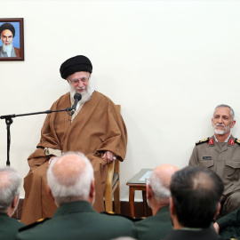 El líder supremo de Irán, Ayatolá Ali Jamenei, se reúne con comandantes de las Fuerzas Armadas de la República Islámica de Irán.