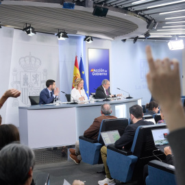 El ministro de Derechos Sociales, Consumo y Agenda 2030, Pablo Bustinduy; la ministra de Educación, Formación Profesional y Deportes y Portavoz del Gobierno, Pilar Alegría, y el ministro de Industria y Turismo, Jordi Hereu, durante una rueda de prensa posterior a la reunión del Consejo de Ministros, en el Palacio de La Moncloa, a 15 de abril.