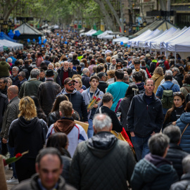 La Rambla de Barcelona per Sant Jordi des de la font de Canaletes