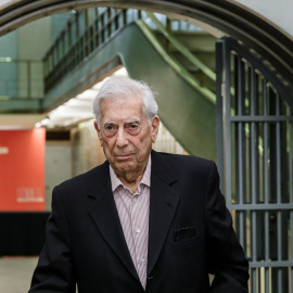 (Foto de ARCHIVO)El escritor Mario Vargas Llosa en el Instituto Cervantes.