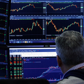 Un operador frente a las pantallas que muestran el comportamiento del mercado, en el patio de negociación de la Bolsa de Nueva York (NYSE, según sus siglas en inglés).