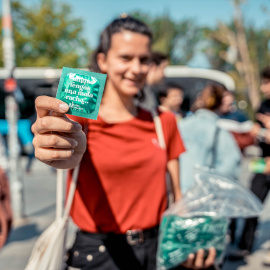 Una estudiante sujeta un preservativo de una campaña electoral. Archivo.
