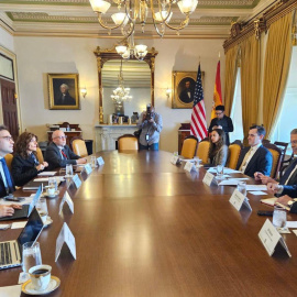 El ministro español de Economía, Comercio y Empresa, Carlos Cuerpo, en la reunión con el secretario del Tesoro estadounidense, Scott Bessent.