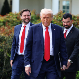 El presidente de EEUU, Donald Trump, acompañado por su equipo durante un acto en la Casa Blanca.