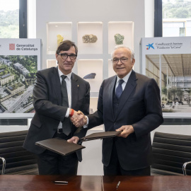El presidente de la Generalitat de Cataluña, Salvador Illa, y el presidente de la Fundación "la Caixa", Isidre Fainé, a CosmoCaixa con motivo de la firma del convenio.